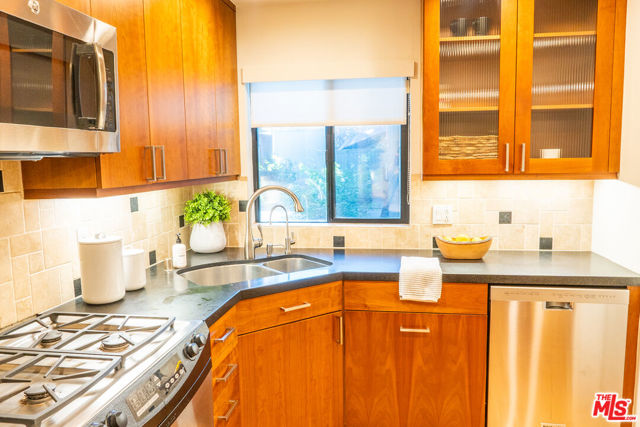 880 Hilldale Avenue, West Hollywood CA: https://media.crmls.org/mediaz/b3f07293-abf6-4366-9720-c4dc82fe5d6f.jpg