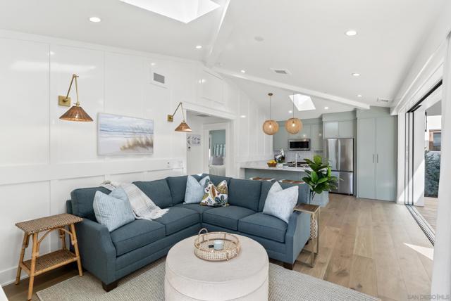 1059 Ocean Blvd, Coronado CA: https://media.crmls.org/mediaz/b3f0862d-0ad1-4aa7-b2e2-1097dbe6ed32.jpg