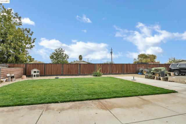 4828 Sellers Ave, Brentwood CA: https://media.crmls.org/mediaz/b3f0b0b2-e27b-4ff4-a9dc-cafa58ebaa43.jpg