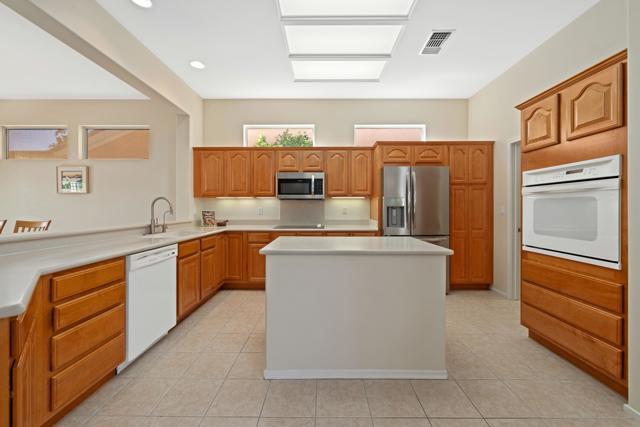 78270 Quail Run, Palm Desert CA: https://media.crmls.org/mediaz/b3f14fda-8848-452c-97f4-f190fc195059.jpg