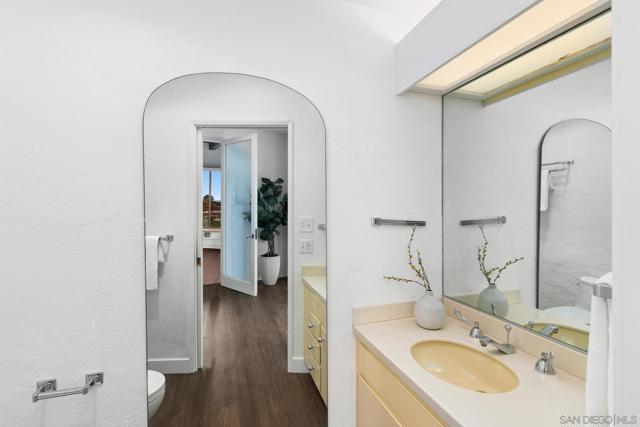 7520 Hillside Dr, La Jolla CA: https://media.crmls.org/mediaz/b3f19951-4397-4cd8-90ce-21c0107c8617.jpg