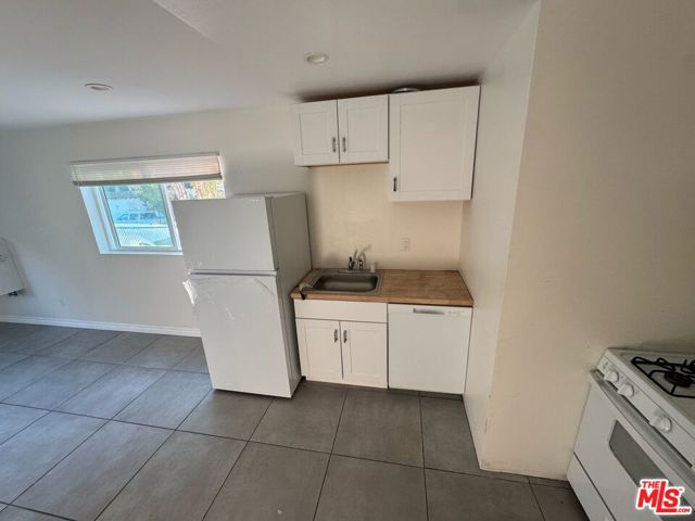 3519 1/2 Denker Avenue, Los Angeles CA: https://media.crmls.org/mediaz/b3f1a4c1-1d5e-4853-b695-40868c5a7d7d.jpg