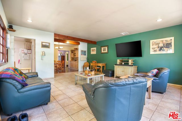 3007 W Clark Avenue, Burbank CA: https://media.crmls.org/mediaz/b3f39adf-5eb4-4503-82ea-2634069ecbba.jpg