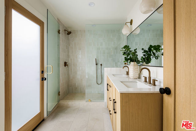 11840 Juniette Street, Culver City CA: https://media.crmls.org/mediaz/b3f3bbd8-0056-4f1f-874d-9b55136b6ab8.jpg