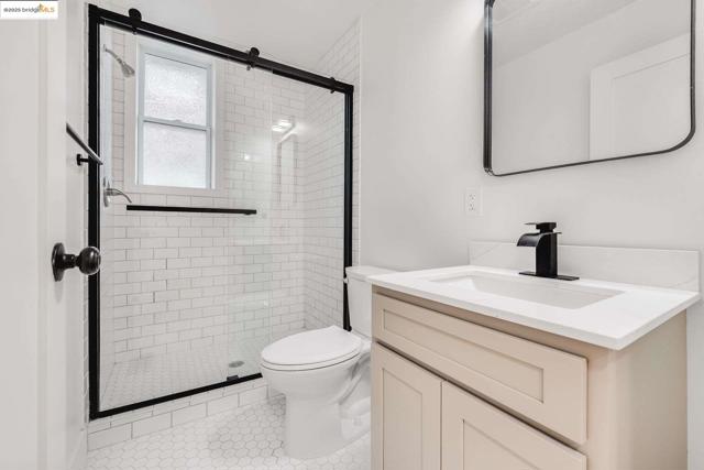 1238 12Th St, Oakland CA: https://media.crmls.org/mediaz/b3f3fcaa-84ff-4620-aeff-fbd3577ab9cd.jpg