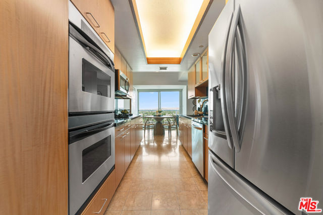 13600 Marina Pointe Drive, Marina del Rey CA: https://media.crmls.org/mediaz/b3f50d97-2250-4593-bafc-2767e17554a7.jpg