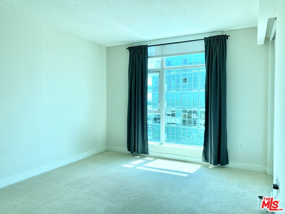 https://media.crmls.org/mediaz/b3f588f9-5ffe-420e-969e-10840b47b07c.jpg?preset=X-Large