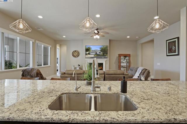2595 Garden Farms Ave, Lathrop CA: https://media.crmls.org/mediaz/b3f600f3-32ed-41e6-8445-46a09a7c5a6e.jpg