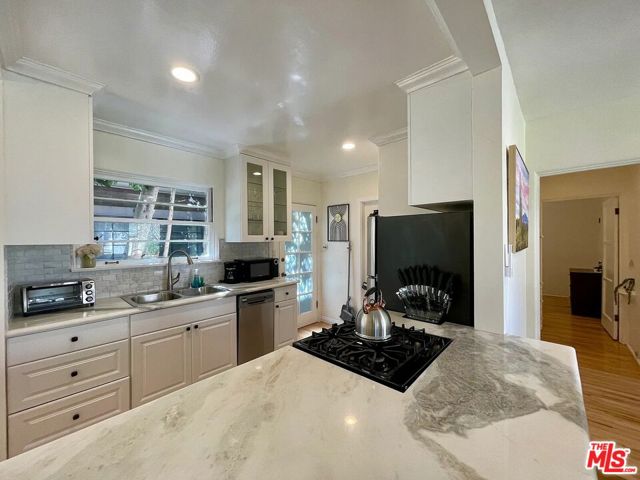 1134 Chelsea Avenue, Santa Monica CA: https://media.crmls.org/mediaz/b3f69a1f-1e4d-40b1-8e58-ad774098a3cf.jpg
