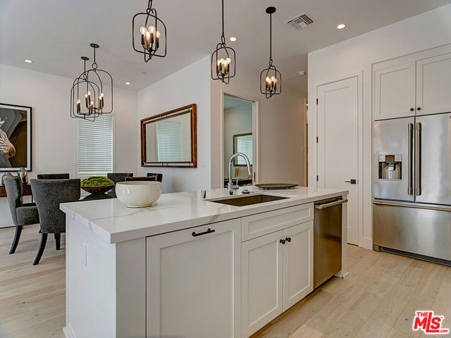 11979 Mayfield Avenue, Los Angeles CA: https://media.crmls.org/mediaz/b3f7c8c7-22ea-4335-8fa4-db540b2654e1.jpg