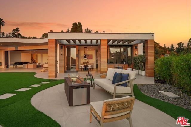 455 Castle Place, Beverly Hills CA: https://media.crmls.org/mediaz/b3fa5d1d-b800-4a14-8c17-40f6fdc43515.jpg