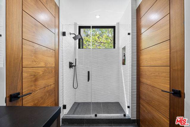 836 California Avenue, Venice CA: https://media.crmls.org/mediaz/b3fac0e4-ae52-43b9-aa17-c4c455b80598.jpg