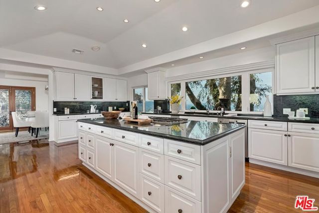3595 Wonder View Drive, Los Angeles CA: https://media.crmls.org/mediaz/b3fb2896-a63a-4e36-8108-66acc52fb278.jpg