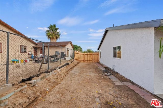 6042 Cahuilla Avenue,  CA: https://media.crmls.org/mediaz/b3fb5fe1-3d61-47e6-9774-219c9ef4e325.jpg