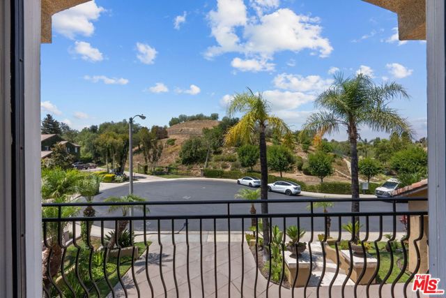 638 Oak Tree Court, Simi Valley CA: https://media.crmls.org/mediaz/b3fbaa63-394d-4a81-9427-3f24558cad8b.jpg