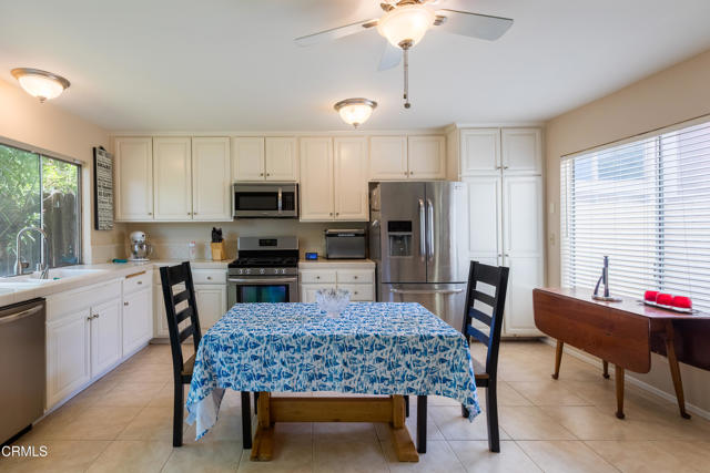 Detail Gallery Image 8 of 27 For 686 Martinique Pl, Newbury Park,  CA 91320 - 4 Beds | 3 Baths