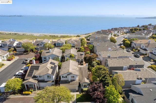 26 Farallon Ct, Richmond CA: https://media.crmls.org/mediaz/b3fbdf7a-5024-49b9-8e56-6db2854c6ec1.jpg
