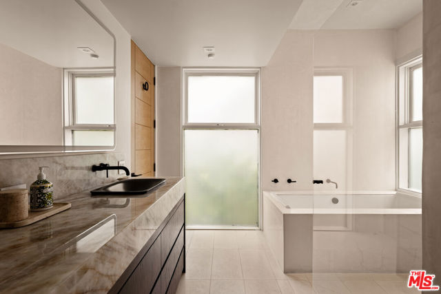 2341 Wilson Avenue, Venice CA: https://media.crmls.org/mediaz/b3fbf4ca-5eb2-4863-bb5f-443e6b267046.jpg