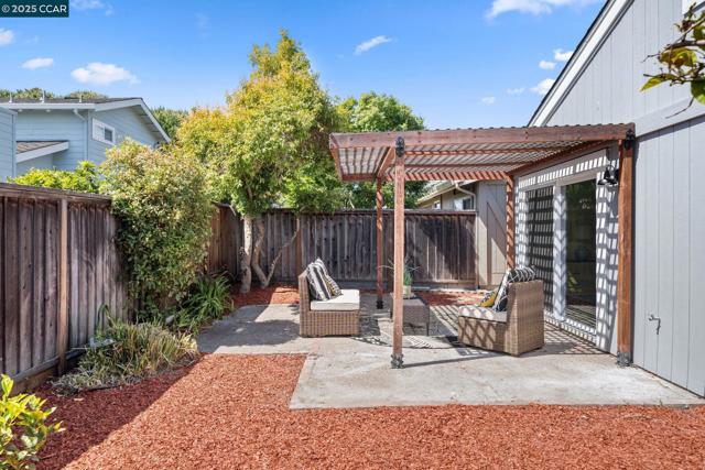 117 Brighton Rd, Alameda CA: https://media.crmls.org/mediaz/b3fd4016-57ff-4ce8-877b-79aec05a82b2.jpg