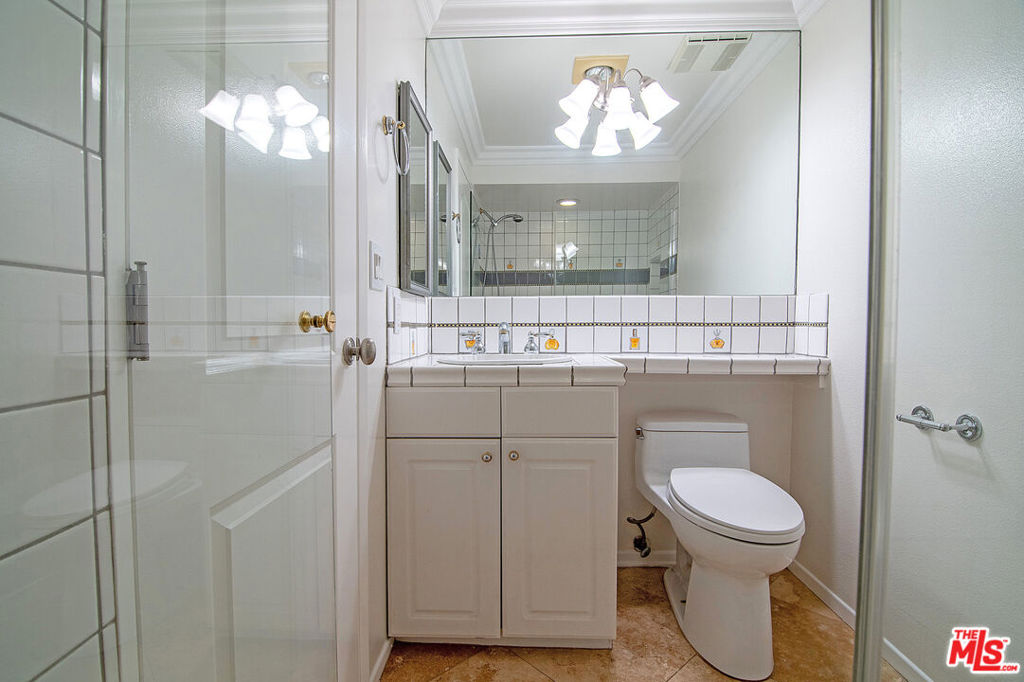 https://media.crmls.org/mediaz/b3fd55b0-de98-4f02-b9d5-f7283e869346.jpg?preset=X-Large