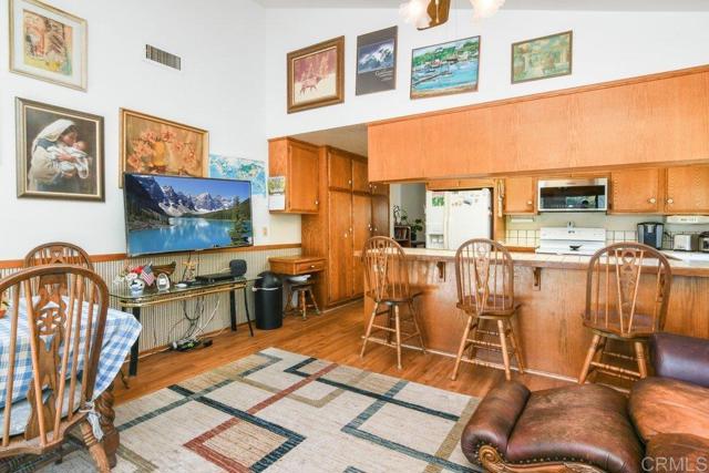 3096 Coral Tree Lane, Fallbrook CA: https://media.crmls.org/mediaz/b3fd98ad-d5c6-4dff-ac07-8c6c8b6a7552.jpg