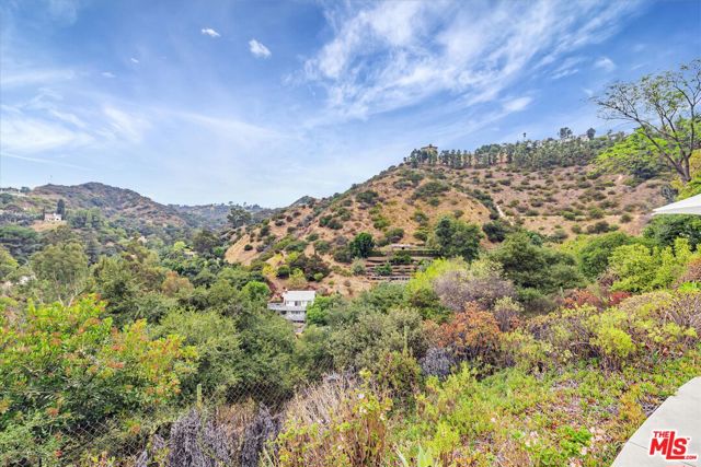 2316 Laurelmont Place, Los Angeles CA: https://media.crmls.org/mediaz/b3fd9ee3-405d-4469-8343-ce2ed4b3c308.jpg