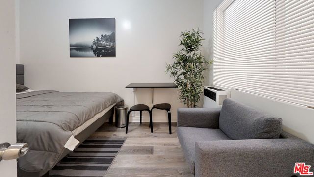 647 18th Street, Los Angeles CA: https://media.crmls.org/mediaz/b400309a-18b0-471a-9ef6-0dc39dfffdda.jpg