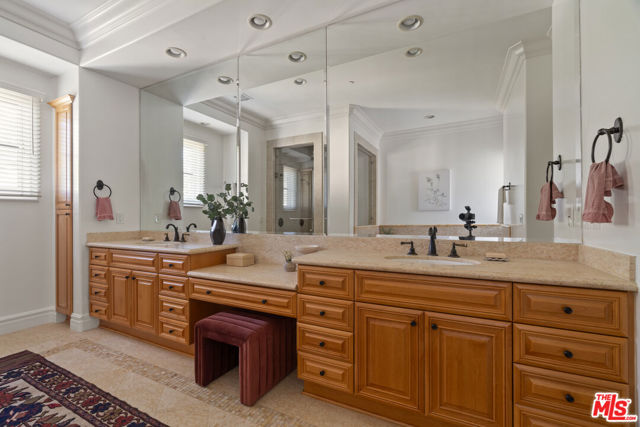 3697 Benedict Canyon Lane, Sherman Oaks CA: https://media.crmls.org/mediaz/b4005881-d6d4-4664-aaf5-8e072979f54d.jpg