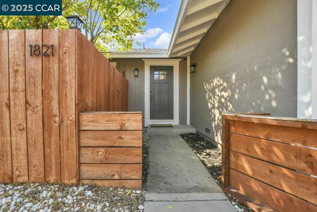 1821 Alicante Ct, Concord CA: https://media.crmls.org/mediaz/b4022f9f-e891-43d9-abfe-59f778f07df6.jpg