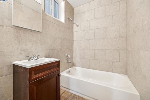 545 Central Ave, Alameda CA: https://media.crmls.org/mediaz/b4023d1f-4bac-43bc-92fc-5c5cb75dc1c0.jpg