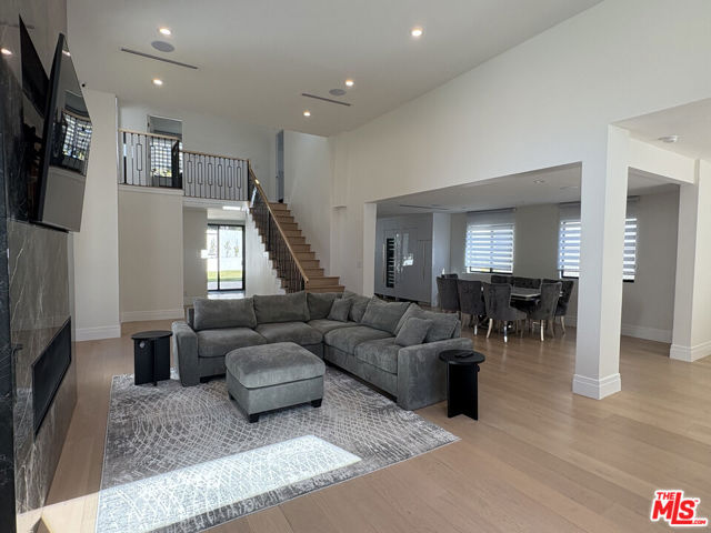 10520 Ashton Avenue, Los Angeles CA: https://media.crmls.org/mediaz/b402c3a3-5ed5-42d8-968f-62a1eba5d743.jpg