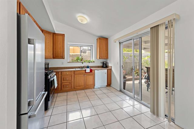 Detail Gallery Image 5 of 22 For 5133 Greenbrook St, Oceanside,  CA 92057 - 4 Beds | 2 Baths