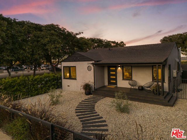 3744 Redwood Avenue, Los Angeles CA: https://media.crmls.org/mediaz/b404424c-c1ee-4652-be4d-02716dfd0959.jpg