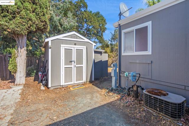 16711 Marsh Creek Rd, Clayton CA: https://media.crmls.org/mediaz/b4049199-7fde-40eb-ac5e-62d4397e81f0.jpg