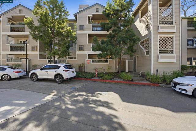 2560 Oak Rd, Walnut Creek CA: https://media.crmls.org/mediaz/b4050889-73c4-4dd8-9a12-b943fc1a7207.jpg