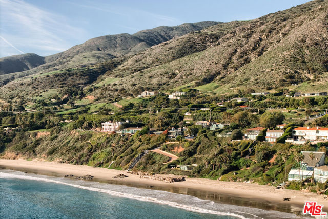 33386 Pacific Coast Highway, Malibu CA: https://media.crmls.org/mediaz/b405b9bf-9db0-4987-9da2-3e3450cffe28.jpg
