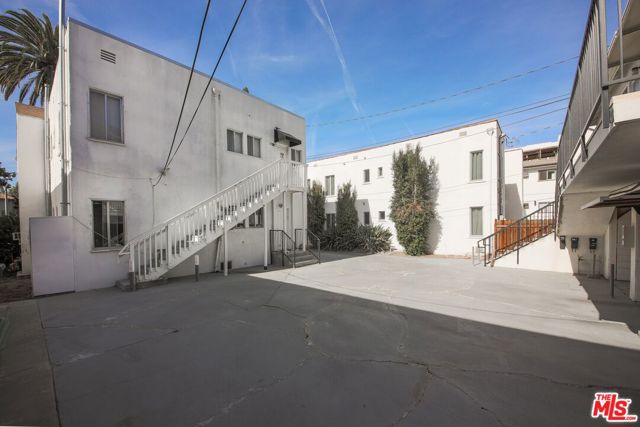 224 S Gale Drive, Beverly Hills CA: https://media.crmls.org/mediaz/b4062d02-a231-4716-9465-023db70b137c.jpg