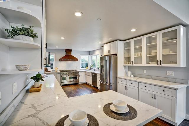 588 E Angela St, Pleasanton CA: https://media.crmls.org/mediaz/b4071422-f7c1-4b9a-af8f-5b60a8df835b.jpg