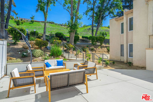 28915 Thousand Oaks Boulevard, Agoura Hills CA: https://media.crmls.org/mediaz/b4077d33-df7d-4a1e-8c0f-1e3bd7141652.jpg