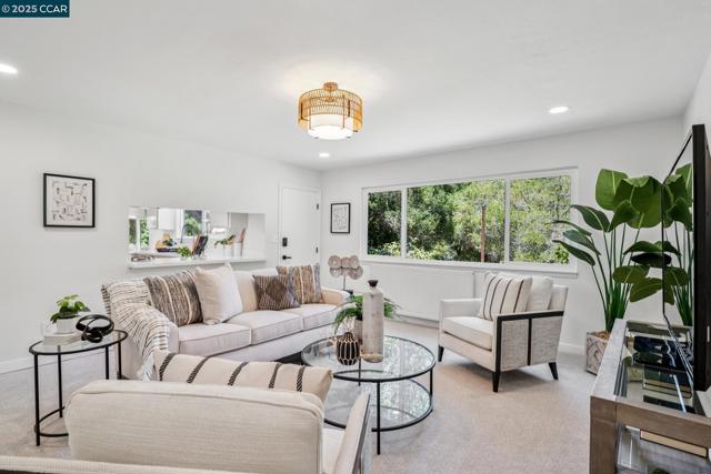 6 Greenwood Ct, Orinda CA: https://media.crmls.org/mediaz/b4079204-fd80-4264-a1d4-ce20947bdd5f.jpg