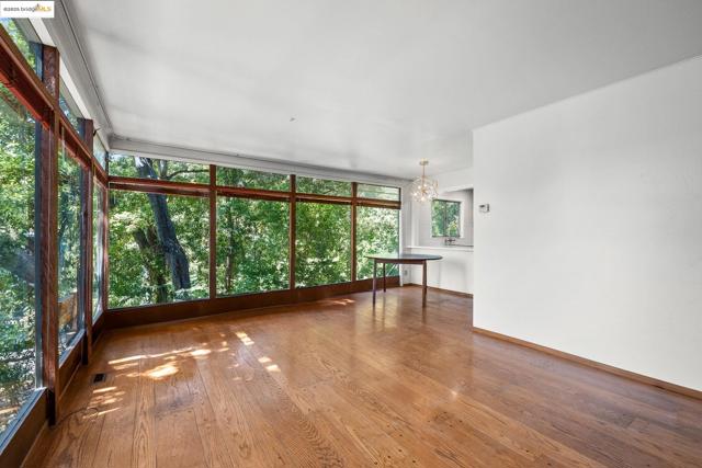 1730 Highland Pl, Berkeley CA: https://media.crmls.org/mediaz/b40887a2-7cc9-45f3-8474-ad32aa47ff81.jpg