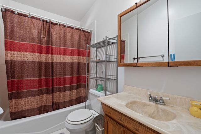 1565 Chestnut Avenue, Carlsbad CA: https://media.crmls.org/mediaz/b40a12ca-90ab-4b24-afa6-7092874c9827.jpg