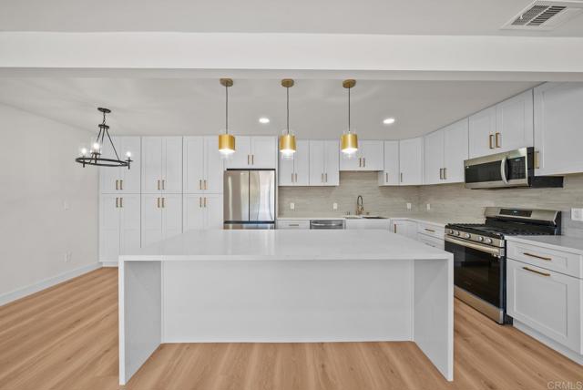 2333 Ridge View Drive, San Diego CA: https://media.crmls.org/mediaz/b40a9e1a-b92a-4604-bcd6-5345d3889826.jpg