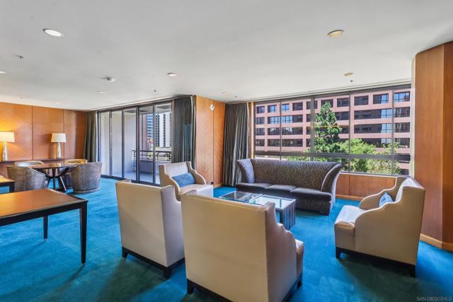 700 Front St, San Diego CA: https://media.crmls.org/mediaz/b40ae1ae-4740-4bf5-a857-c311cb5c29fa.jpg