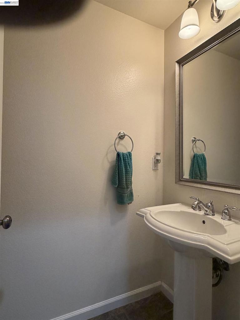 https://media.crmls.org/mediaz/b40b9ffb-dc1b-49e2-9594-222d8a238373.jpg?preset=X-Large