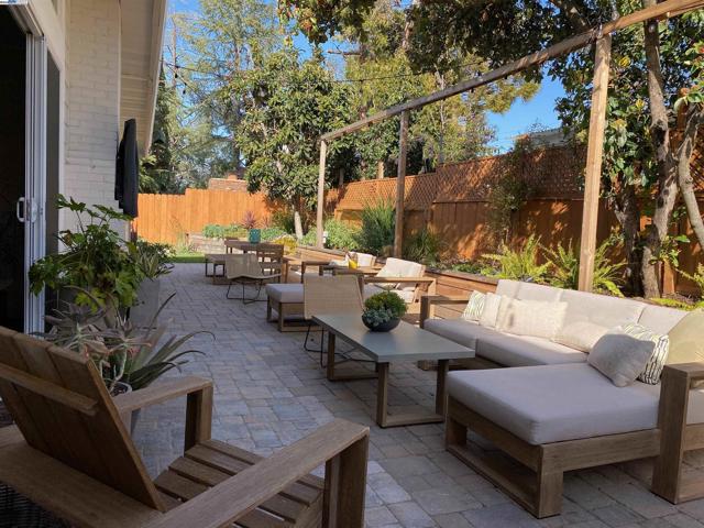 588 E Angela St, Pleasanton CA: https://media.crmls.org/mediaz/b40c183c-1cdd-4405-b0e3-d2d13044e93a.jpg