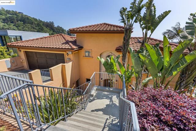 530 Gravatt Dr, Berkeley CA: https://media.crmls.org/mediaz/b40cd12a-9162-4450-9651-0e594213e3ac.jpg
