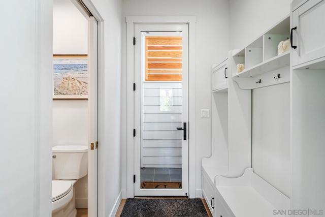 924 D Avenue, Coronado CA: https://media.crmls.org/mediaz/b40d7894-d4bc-4e9f-a7e8-03cb029991ab.jpg
