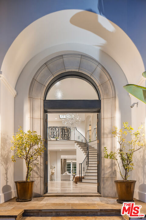706 N Crescent Drive, Beverly Hills CA: https://media.crmls.org/mediaz/b40dcf05-54ce-4d0e-9bca-ee2a8a8fe1a2.jpg