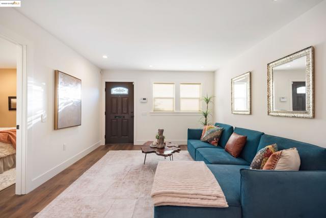 6528 Dover St, Oakland CA: https://media.crmls.org/mediaz/b40dee15-96bd-442d-aa29-ba721d8b0389.jpg